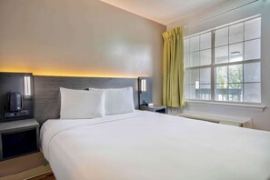Desk, laptop workspace, free WiFi, bed sheets - Studio 6 Extended Stay - San Antonio, TX - Medical Center (San Antonio)
