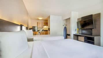 Een bureau, een laptopwerkplek, gratis wifi, beddengoed