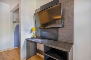 Deluxe Room, 1 Queen Bed, Smoking, Refrigerator & Microwave | Desk, laptop workspace, free WiFi, bed sheets