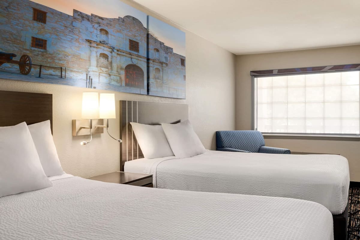 Standard Room, 2 Queen Beds, Non- Smoking | โต๊ะทำงาน, เตารีด/โต๊ะรีดผ้า, เปล/เตียงเด็กอ่อน, เตียงเสริม/เปล