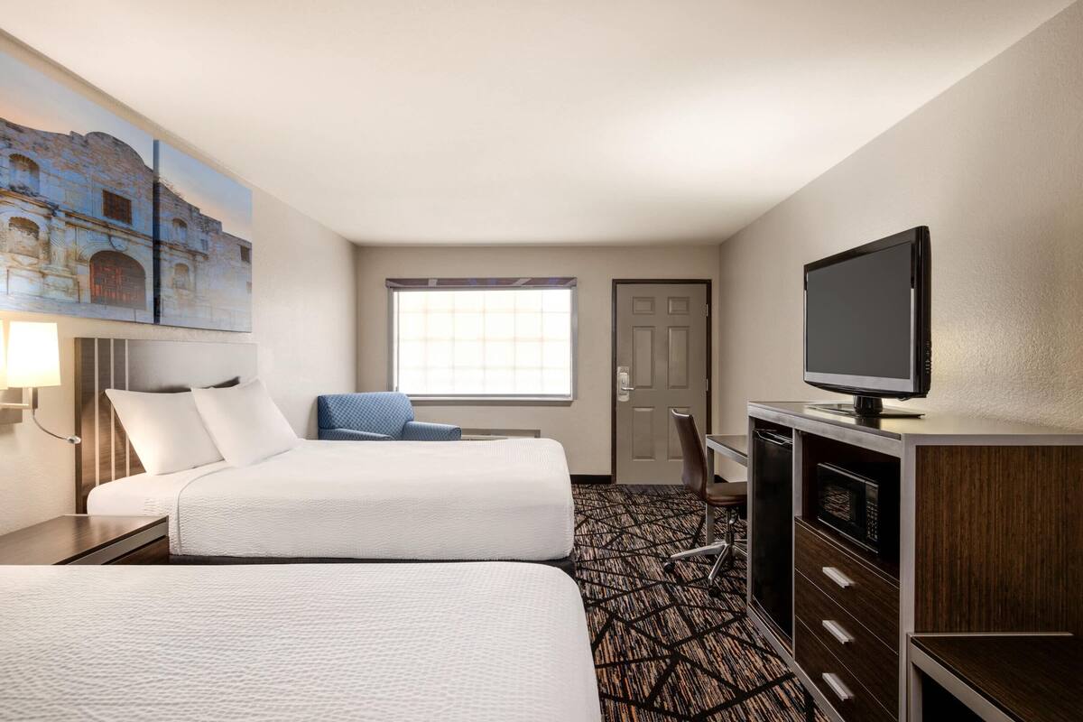 Standard Room, 2 Queen Beds, Smoking | โต๊ะทำงาน, เตารีด/โต๊ะรีดผ้า, เปล/เตียงเด็กอ่อน, เตียงเสริม/เปล