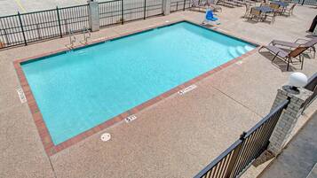 Udendørs pool, åben fra kl. 09.00 til kl. 21.00, liggestole