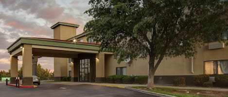 Vista frontal de la propiedad