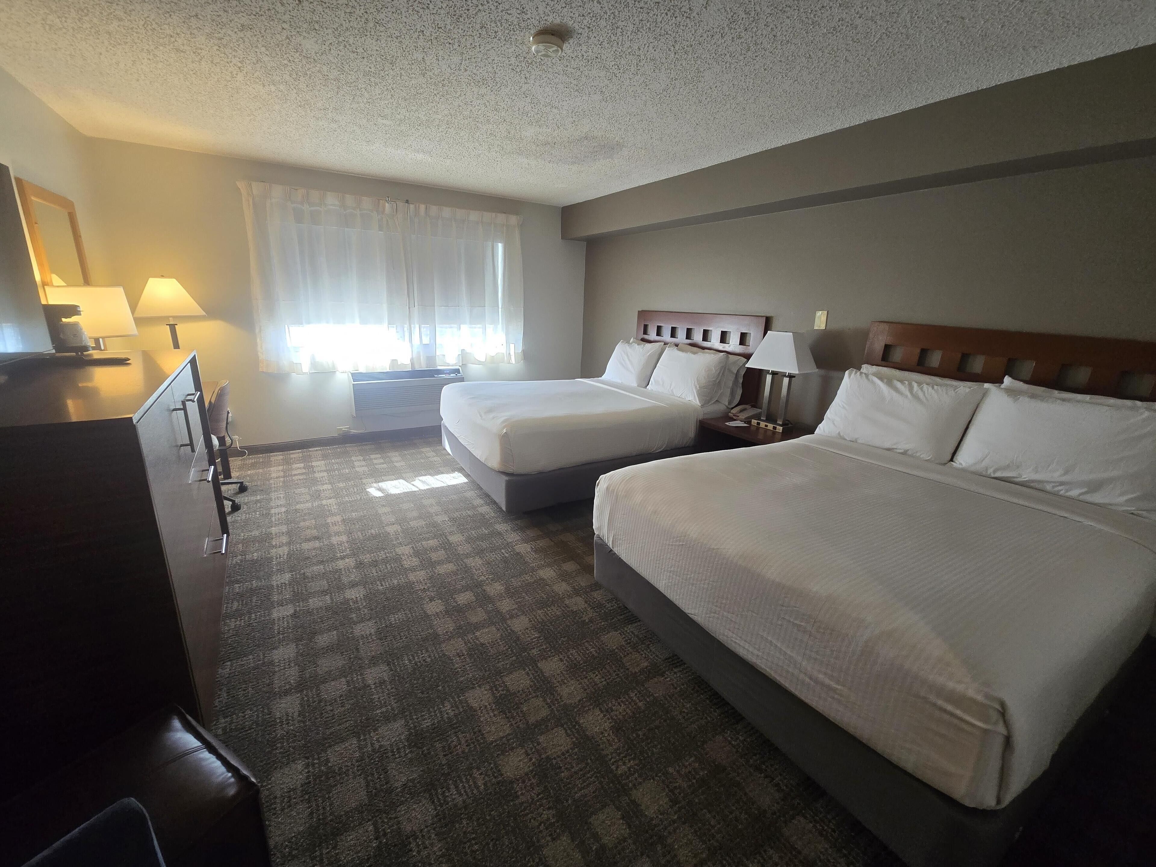 Rom – standard, 2 queensize-senger, tilgjengelighetstilpasset, ikke-røyk | Skrivebord, skrivebord for bærbar PC og blendingsgardiner