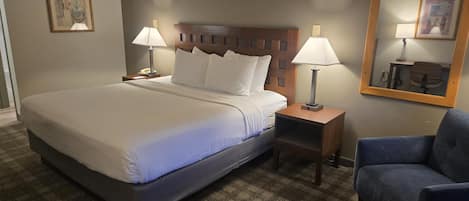 Escritorio, espacio para trabajar con un portátil, cortinas opacas