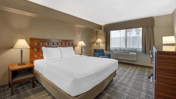 Standard Room, 1 King Bed, Non Smoking | Desk, laptop workspace, blackout drapes, iron/ironing board