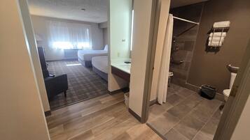 Duschwanne, kostenlose Toilettenartikel, Haartrockner, Handtücher