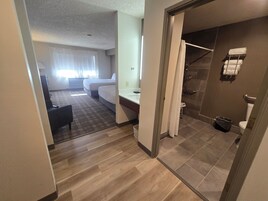 Combined shower/tub, free toiletries, hair dryer, towels