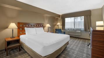 Standard Room, 1 King Bed, Non Smoking | Desk, laptop workspace, blackout drapes, iron/ironing board