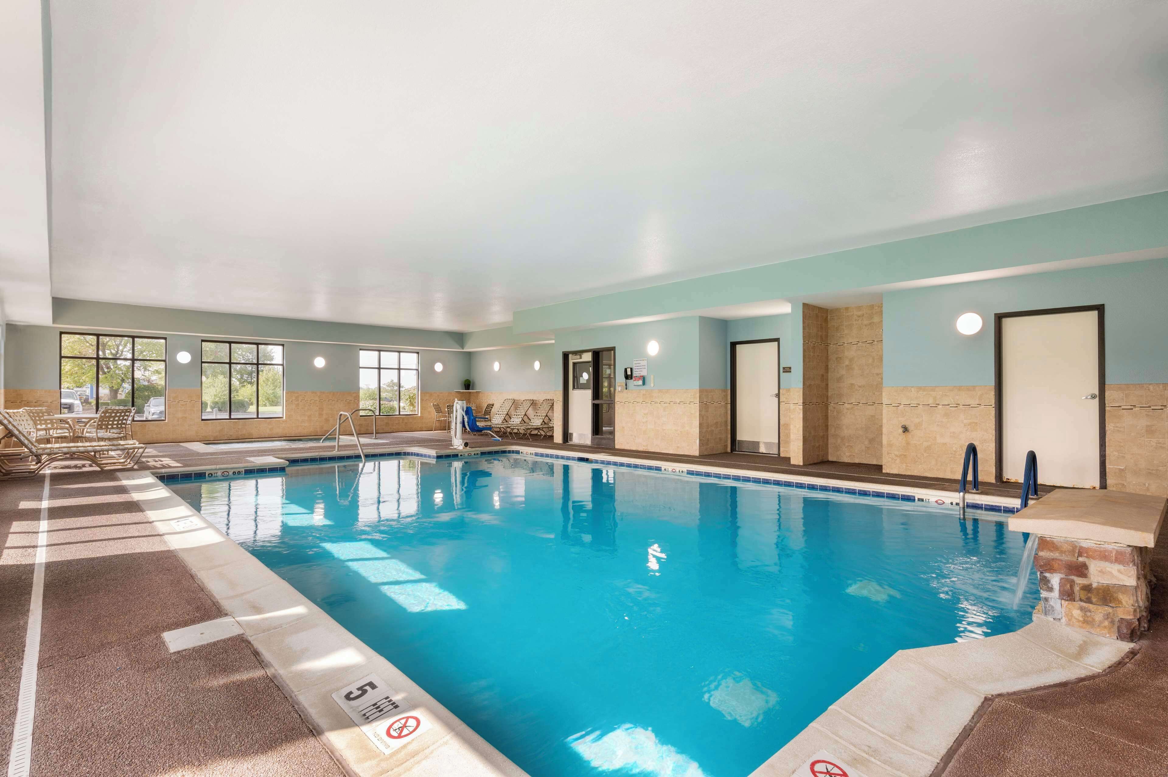 Innenpool, geöffnet von 06:00 Uhr bis 23:00 Uhr, Liegestühle