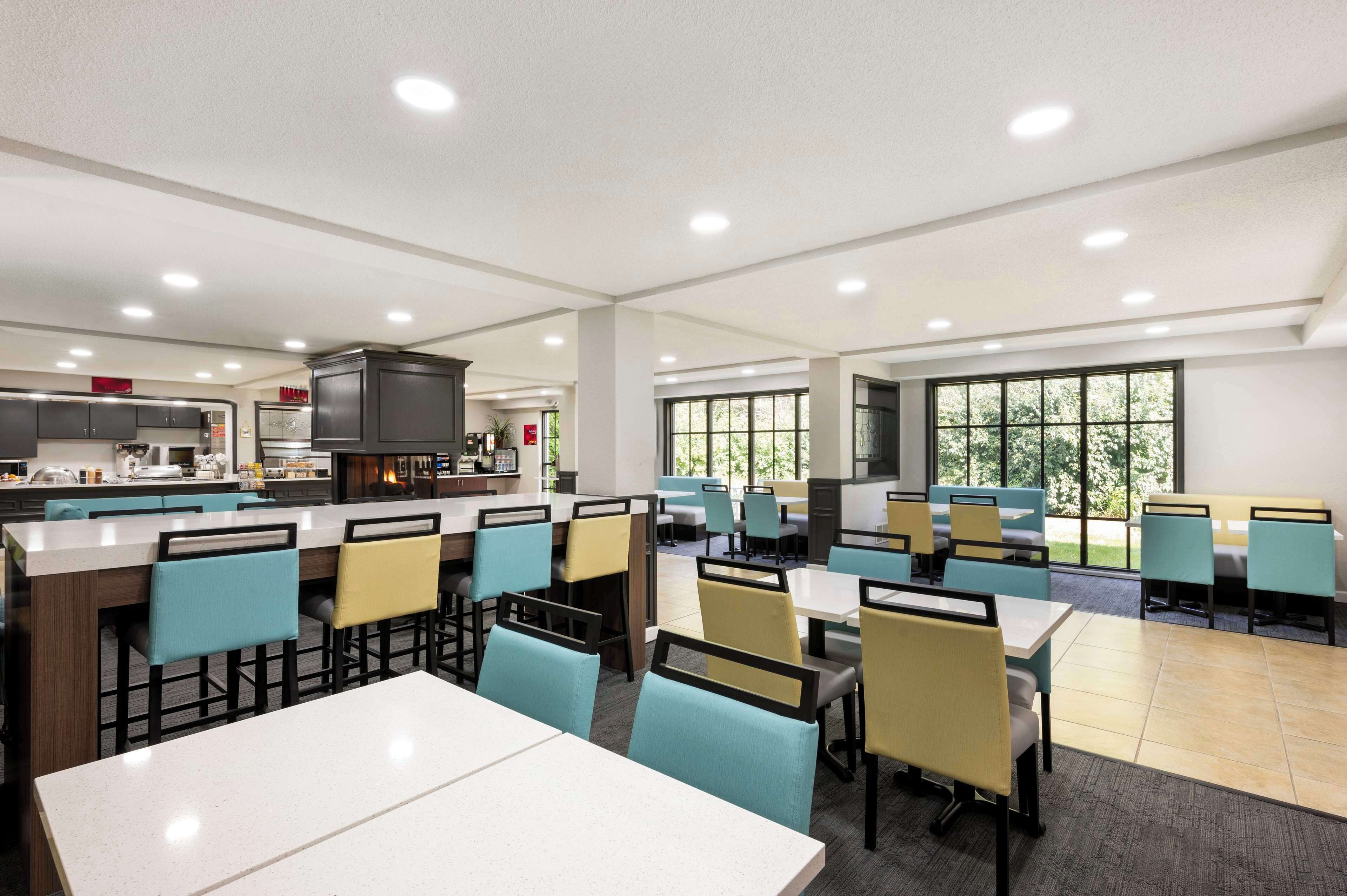 free buffet breakfast