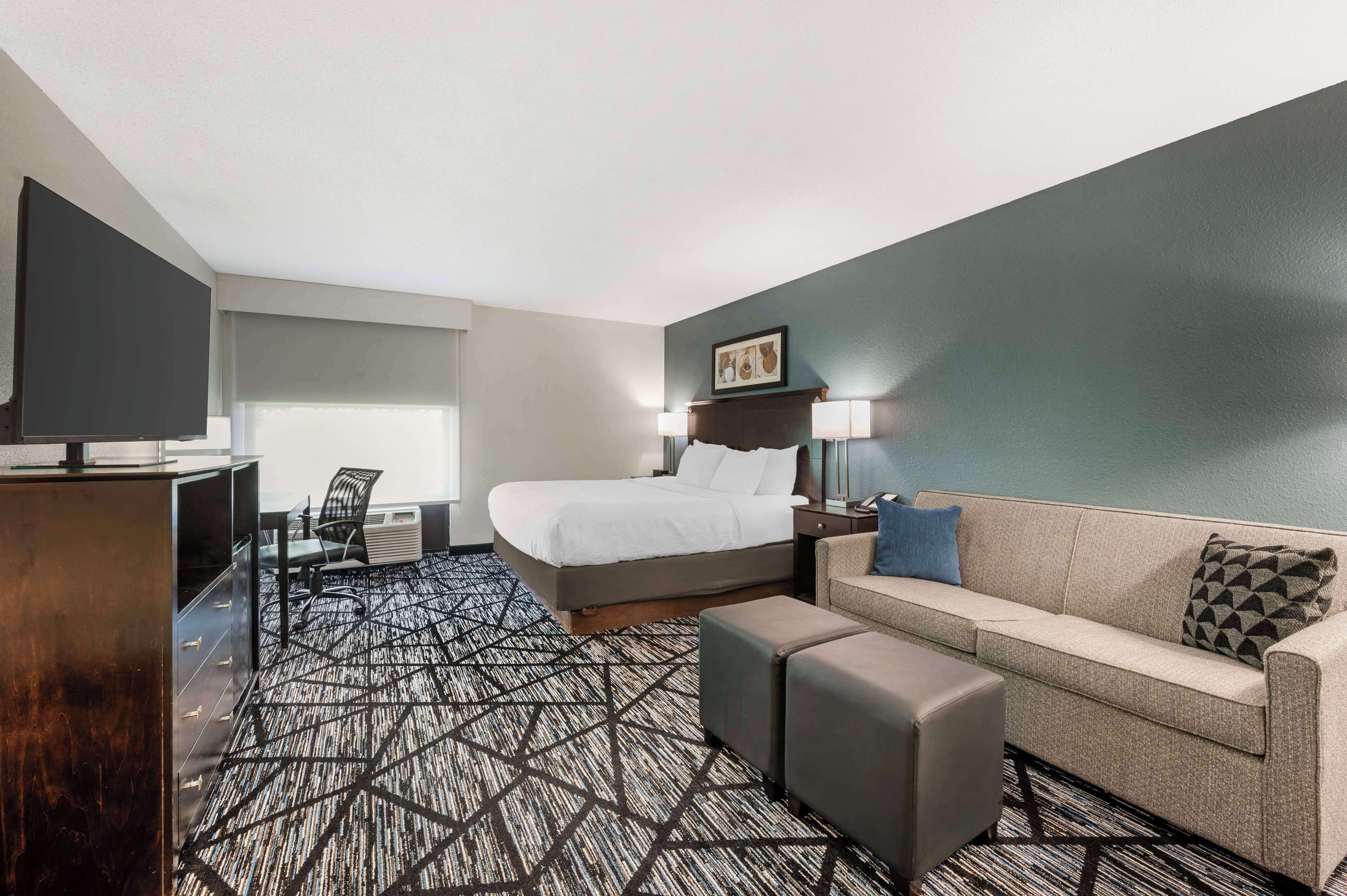 1 bedroom, desk, blackout curtains, soundproofing