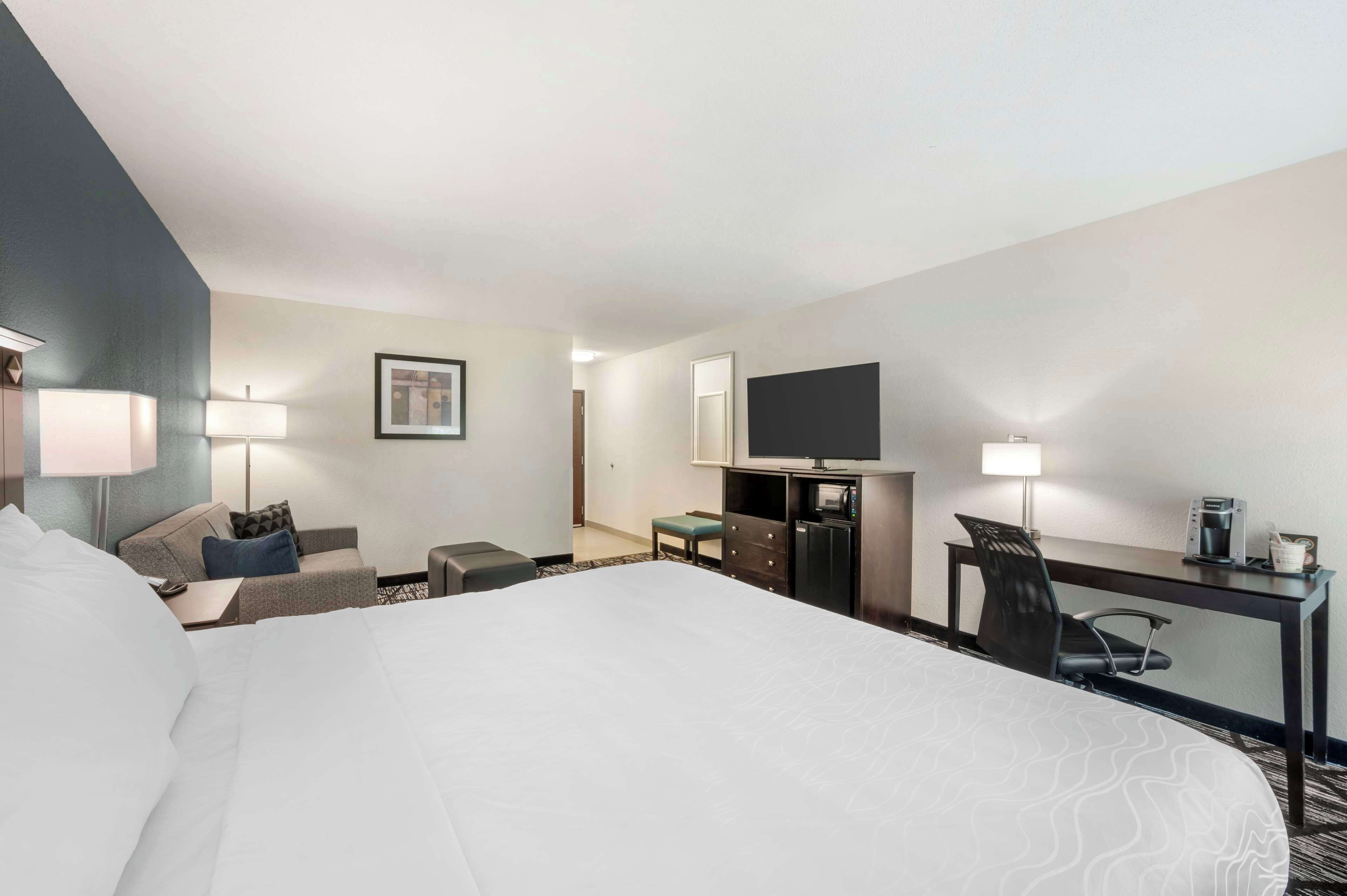 1 bedroom, desk, blackout curtains, soundproofing