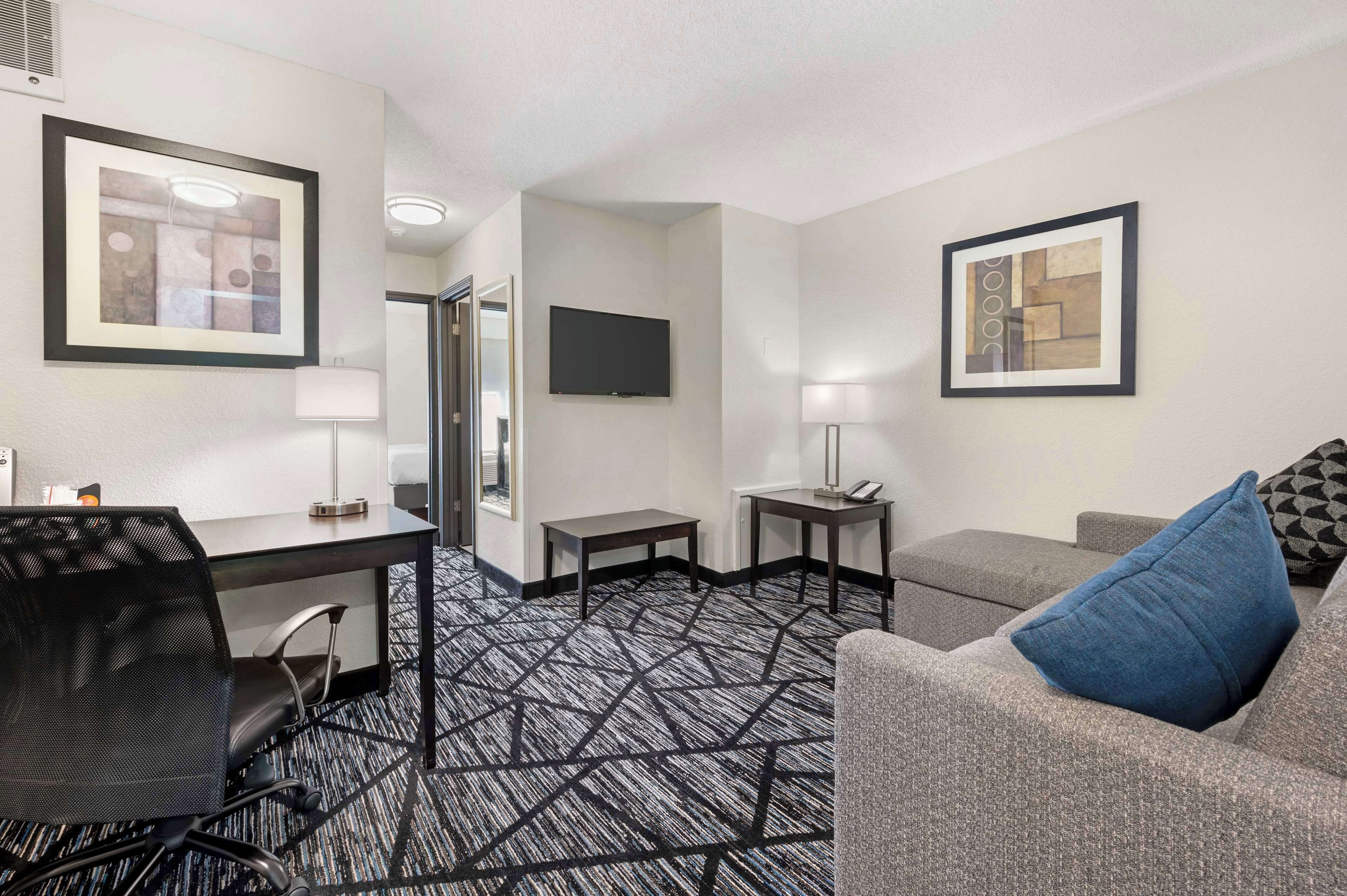 Suite, 1 queensize bed, niet-roken, koelkast &amp; magnetron (with Sofabed) | Een bureau, verduisterende gordijnen, geluiddichte muren