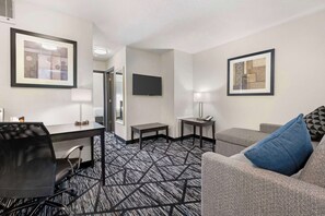 Suite, 1 cama Queen size, para no fumadores, refrigerador y microondas (with Sofabed) | Escritorio, cortinas blackout y insonorización