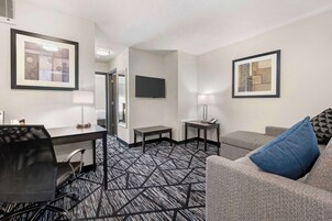 Escritorio, cortinas blackout y sistema de insonorización 