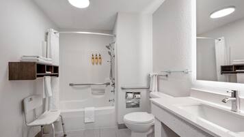 Standardværelse - 1 kingsize-seng - handicapvenligt - badekar (with Sofabed) | Badeværelse | Kombination af bruser/badekar, gratis toiletartikler, hårtørrer