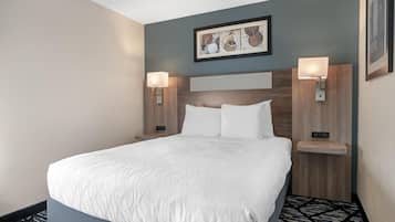 Suite, 1 letto queen, non fumatori, frigorifero e microonde (with Sofabed) | Una scrivania, tende oscuranti, insonorizzazione, ferro/asse da stiro