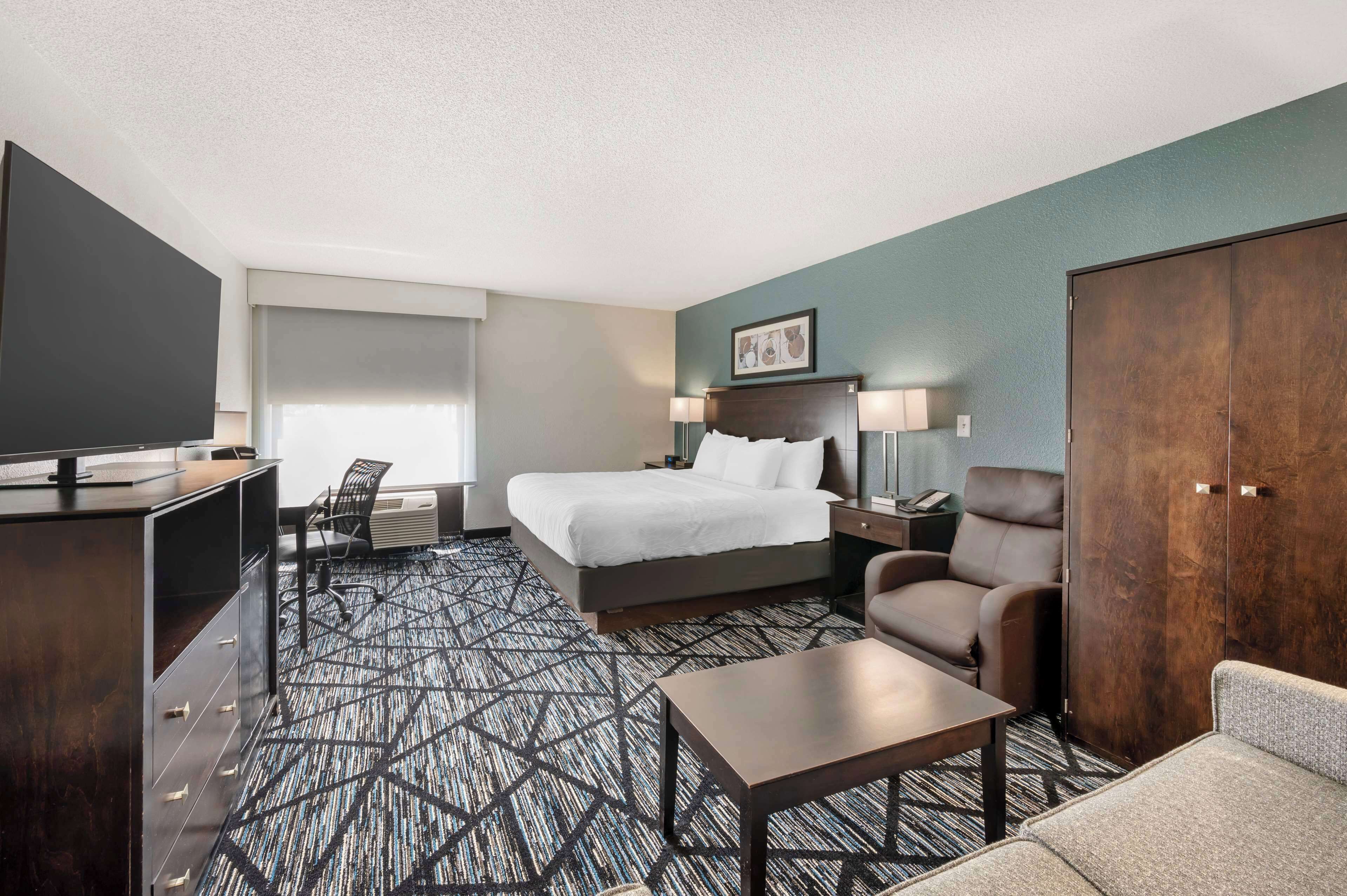 1 bedroom, desk, blackout curtains, soundproofing