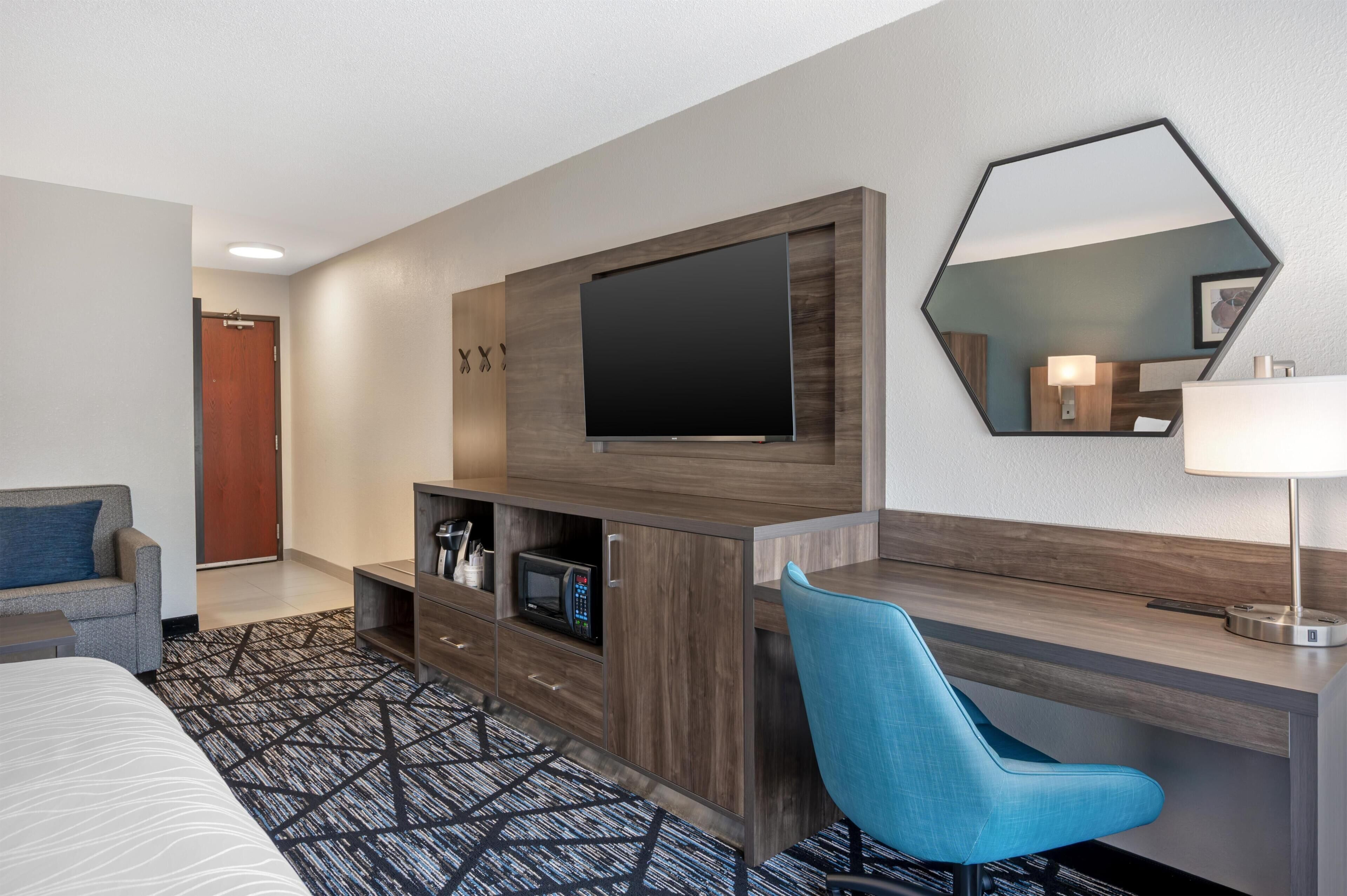 Standard Room, 1 King Bed, Accessible, Non Smoking (Walk-in Shower;with Sofabed) | Desk, blackout curtains, soundproofing, iron/ironing board