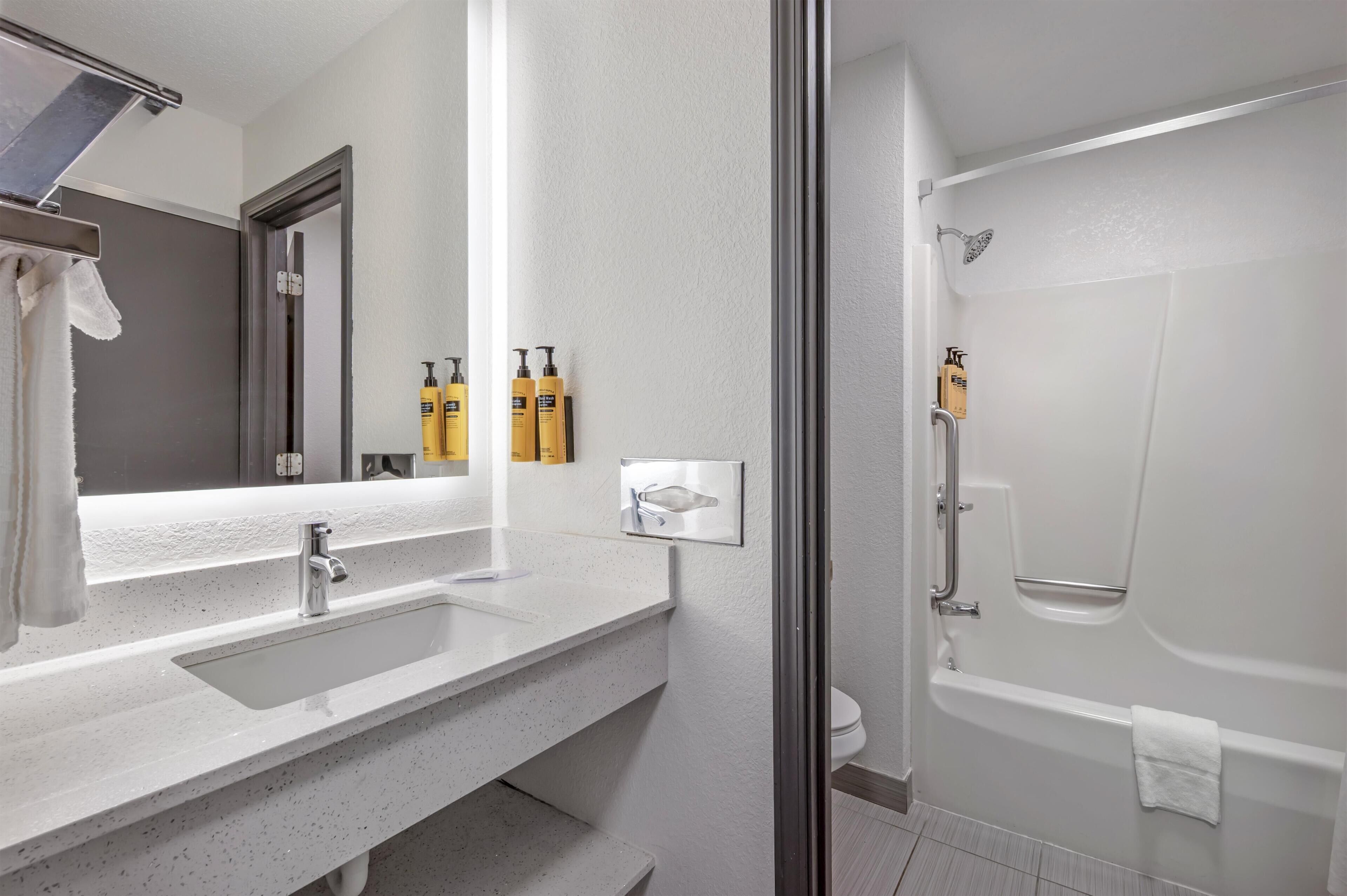 Combined shower/bathtub, free toiletries, hair dryer, towels