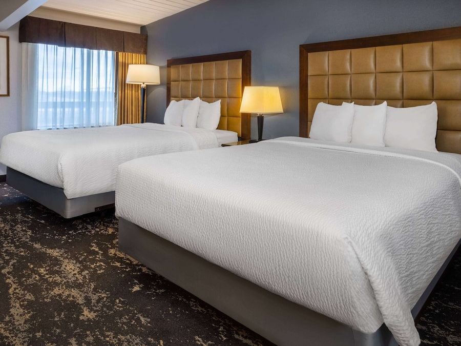 Escritorio, cortinas blackout y tabla de planchar con plancha