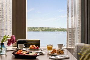 View from room - Hilton Motif Seattle (Seattle)