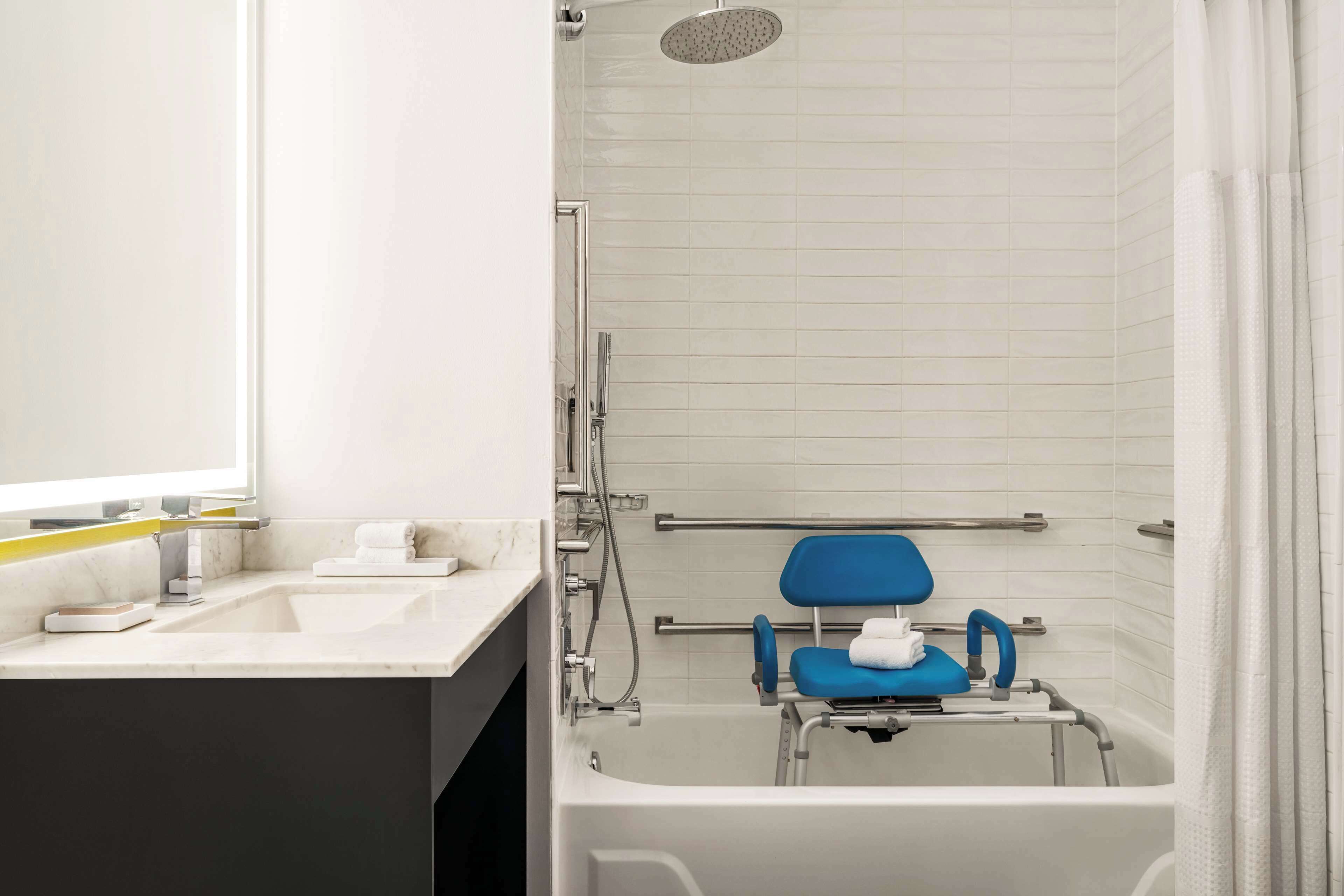 Zimmer, 2 Queen-Betten, Badewanne (Mobility & Hearing) | Badezimmer | Duschwanne, Designer-Toilettenartikel, Haartrockner, Bademäntel