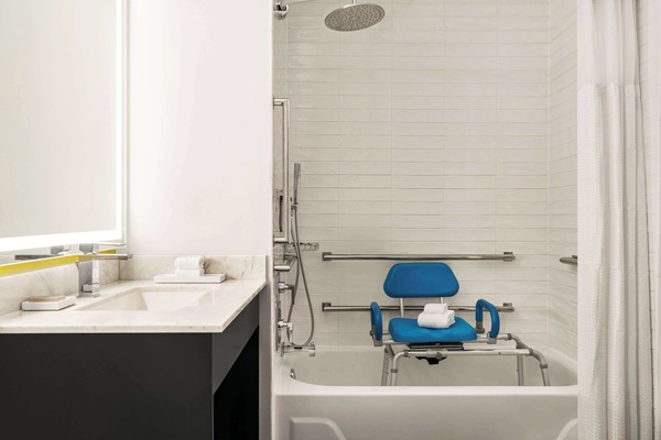 Zimmer, 2 Queen-Betten, Badewanne (Mobility & Hearing) | Badezimmer | Duschwanne, Designer-Toilettenartikel, Haartrockner, Bademäntel