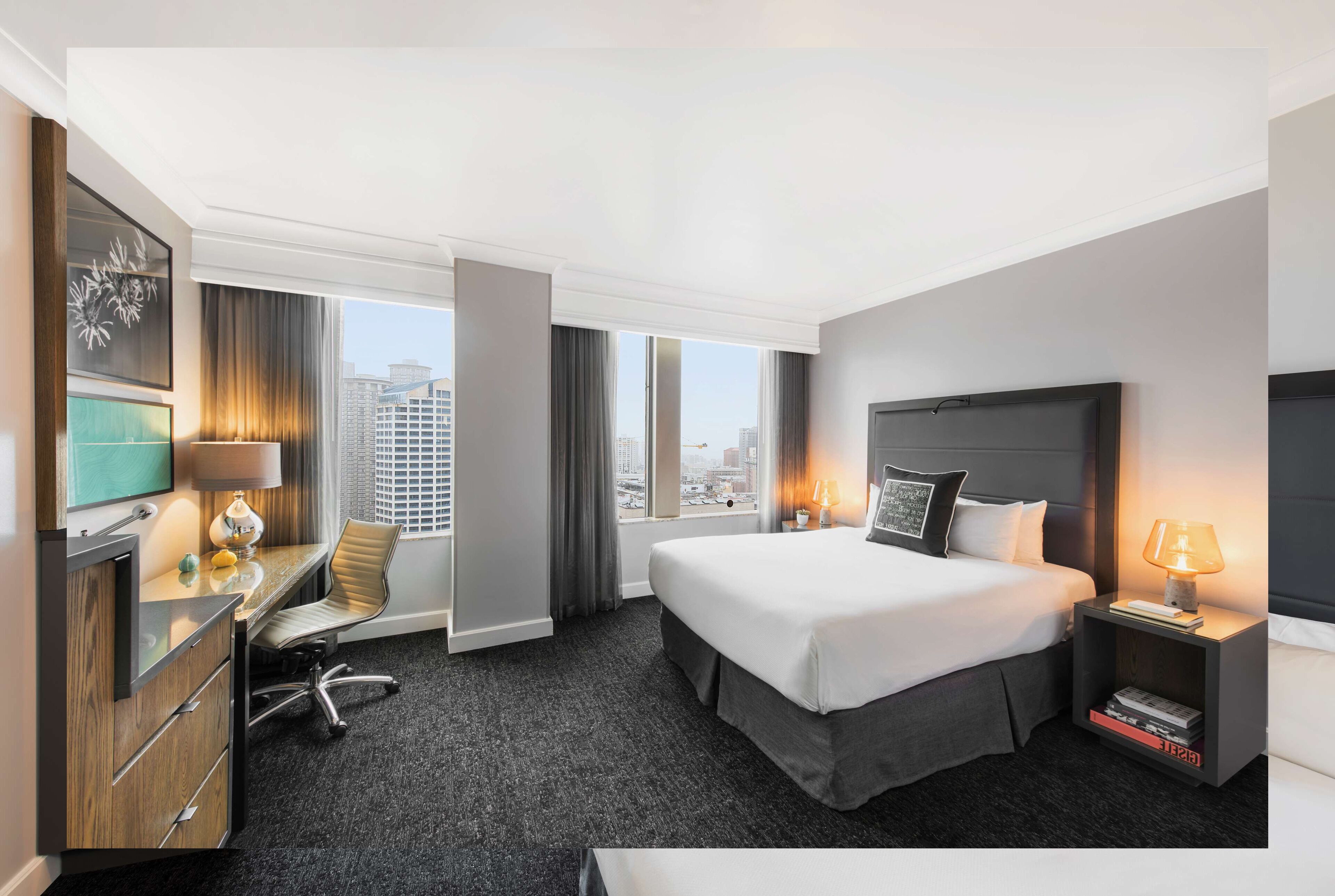 Sengetøy av topp kvalitet, senger med overmadrass og safe på rommet