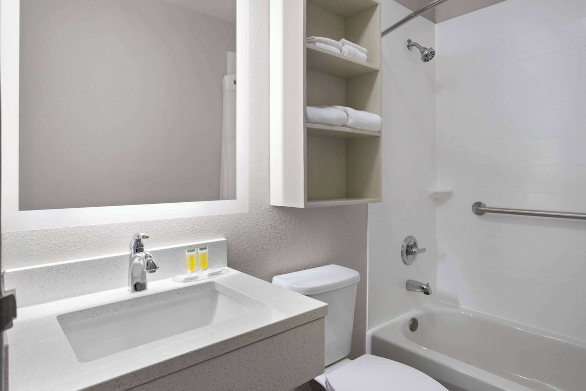 combined shower/bathtub, hair dryer, towels