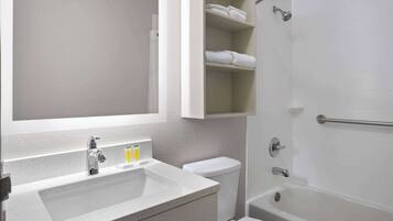 Combined shower/tub, hair dryer, towels