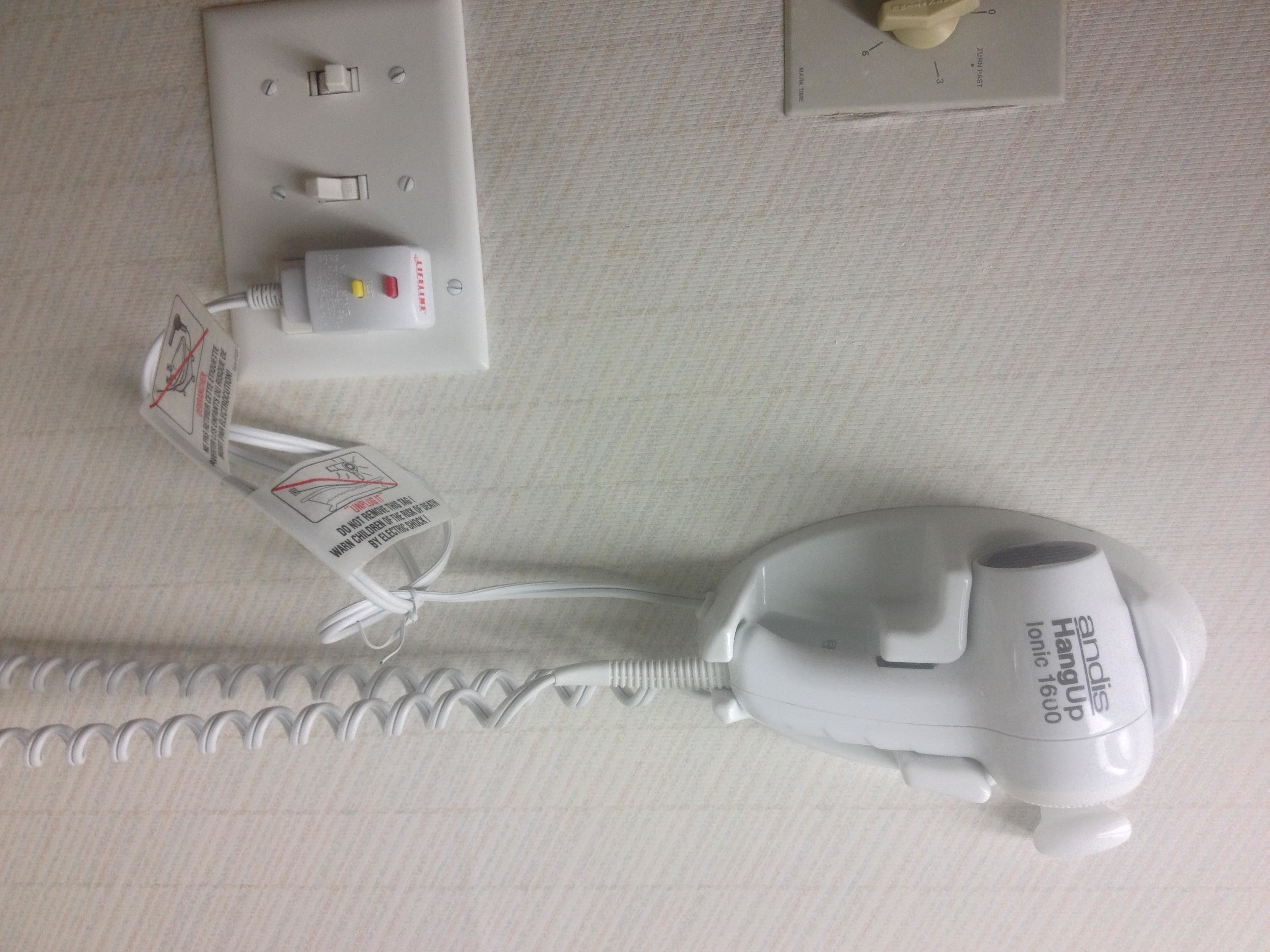 combined shower/bathtub, hair dryer, towels