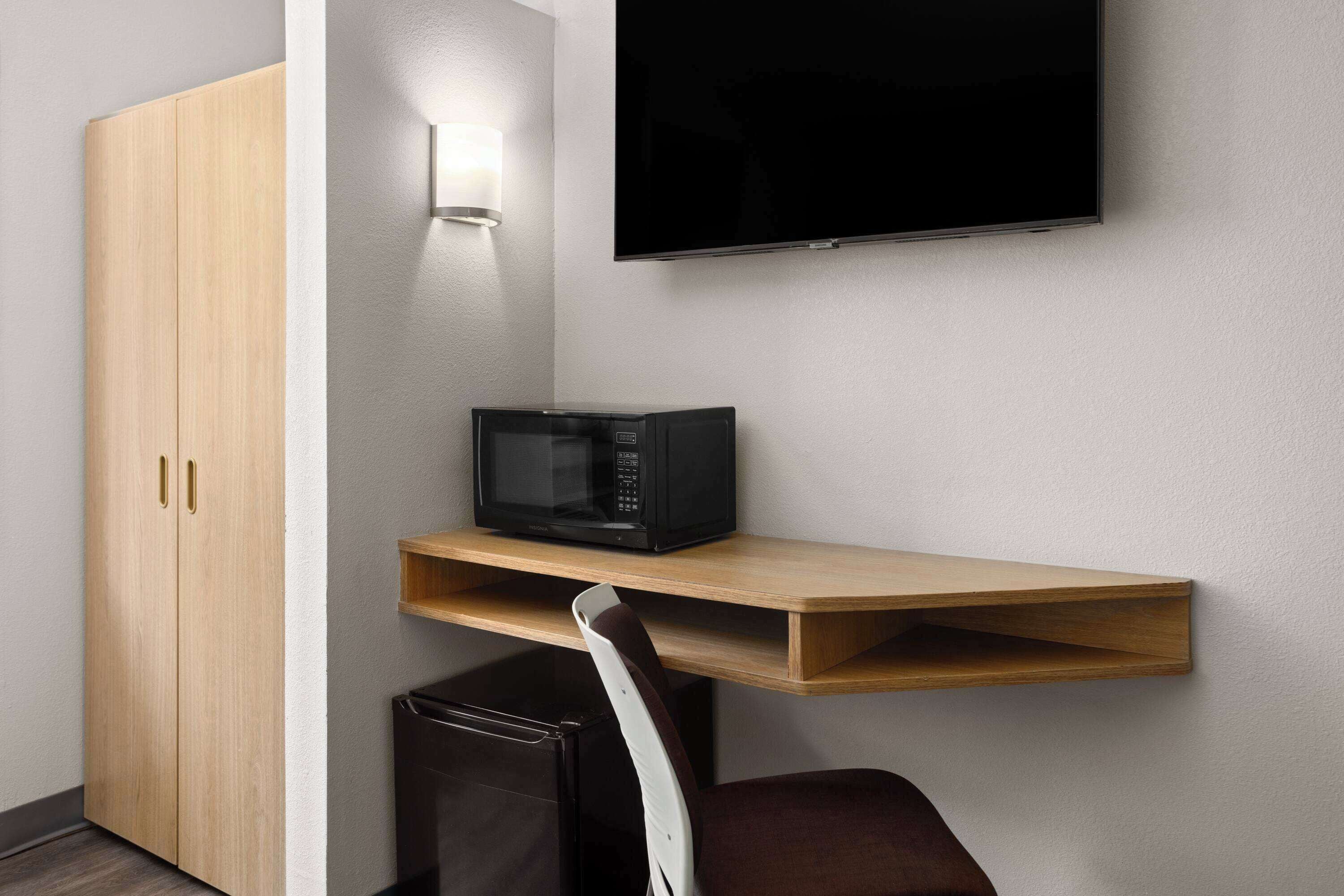 room, 1 queen bed, non smoking | in-room safe, desk, blackout curtains, iron/ironing board