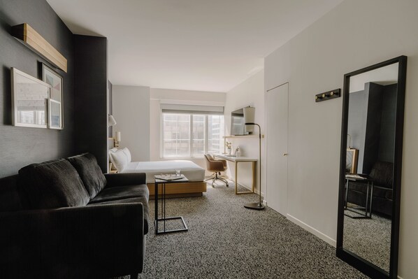 Superior kamer, kitchenette | 1 slaapkamer, luxe beddengoed, een kluis op de kamer, een bureau