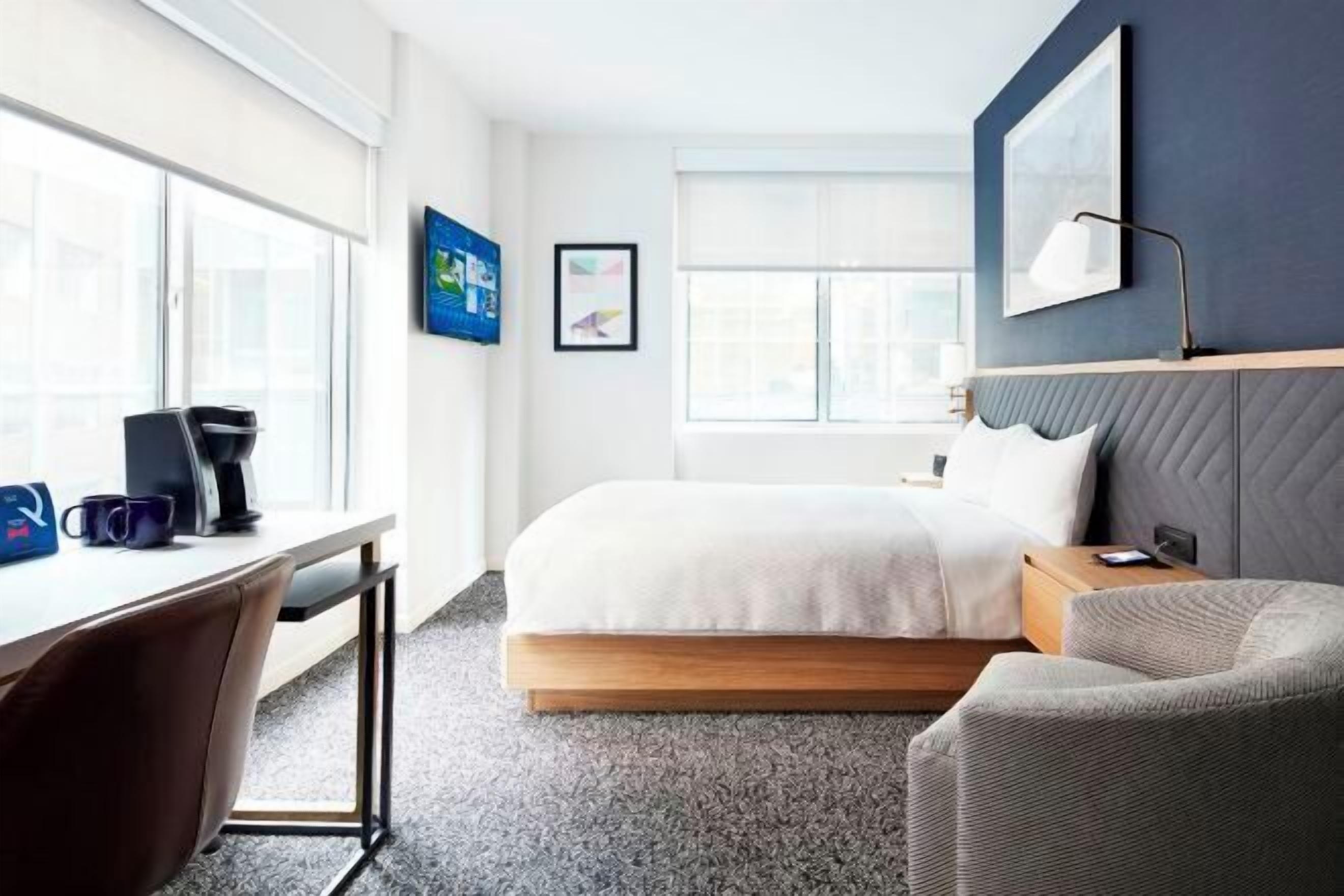 1 多间卧室、高档床上用品、客房内保险箱、办公桌