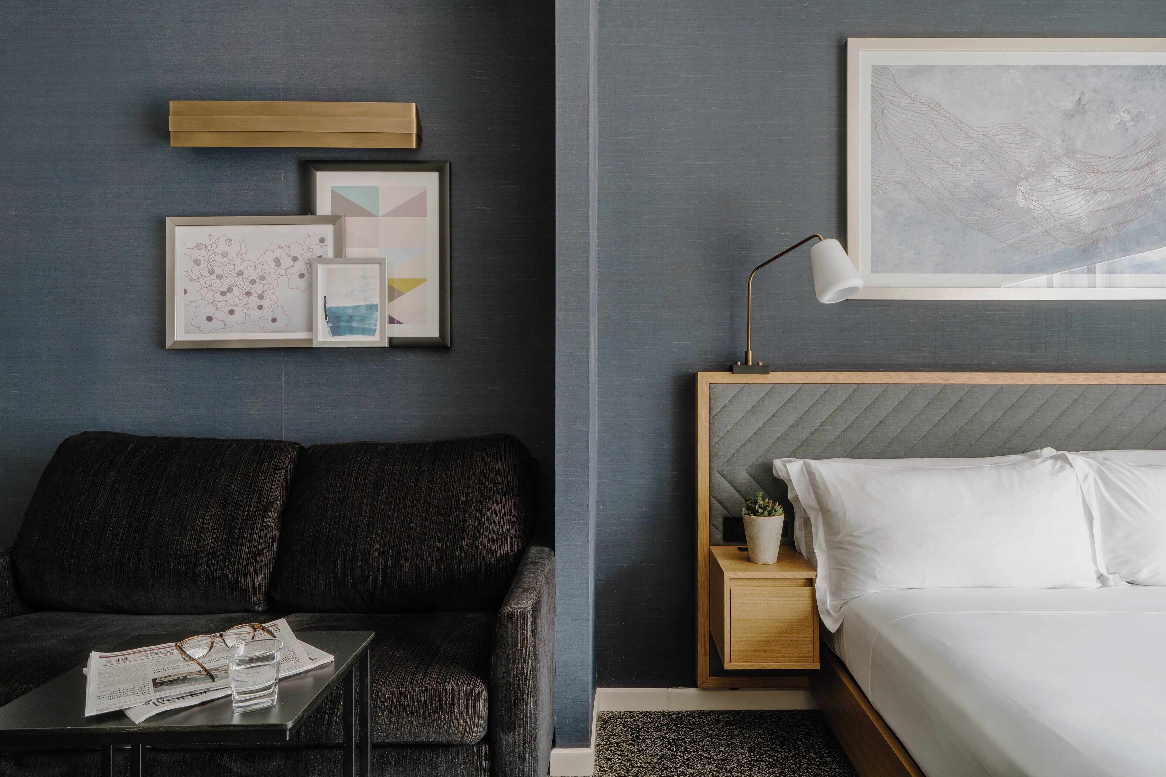 1 غرفة نوم وأغطية فراش متميزة وخزنة داخل الغرفة ومكتب