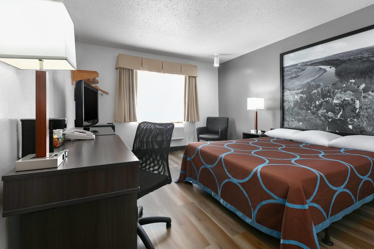 Standard Room, 1 Queen Bed, Non Smoking | In-room safe, desk, laptop workspace, blackout drapes