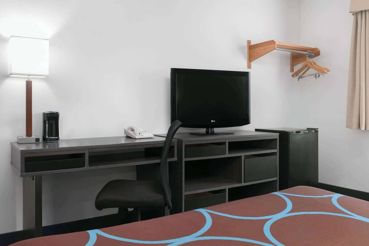 ห้องพัก, เตียงควีนไซส์ 1 เตียง, ปลอดบุหรี่ (Mobility,Hearing,Tub w/Grab Bars) | ตู  ้นิรภัยในห้องพัก, โต๊ะทำงาน, พื้นที่ทำงานแบบใช้แล็ปท็อป, ผ้าม่านกันแสง