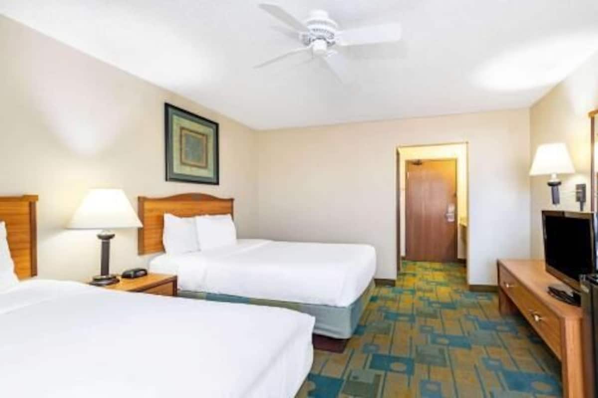 Premium bedding, desk, iron/ironing board, free WiFi