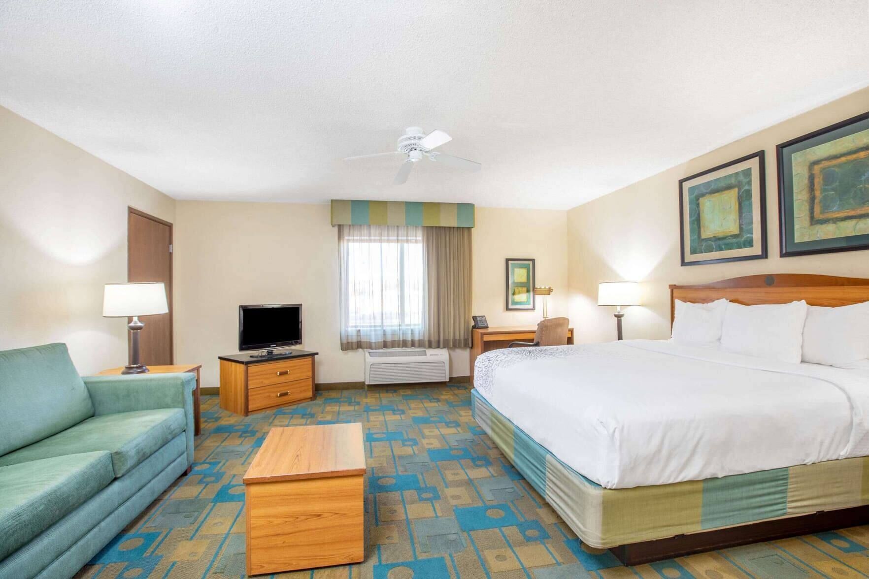 Premium bedding, desk, iron/ironing board, free WiFi