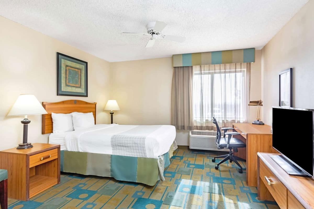 Premium bedding, desk, iron/ironing board, free WiFi