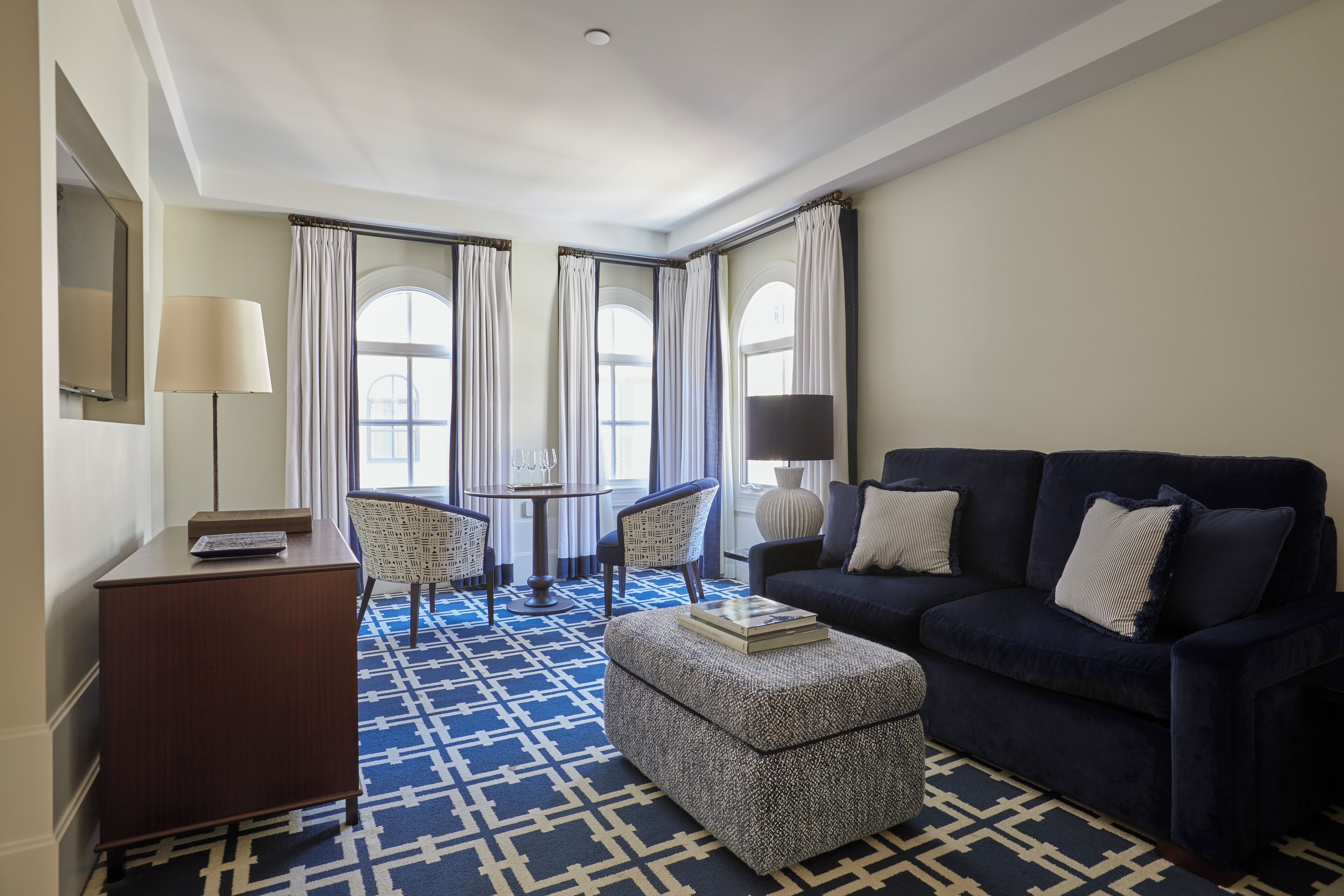 Phòng Suite Deluxe, 1 giường cỡ king | Khu phòng khách | TV màn hình phẳng 49-inch có truyền hình kỹ thuật số, TV 