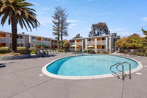 Outdoor pool, open 7:00 AM to 9:00 PM, pool umbrellas, pool loungers - Good Nite Inn - Redwood City (Redwood City)