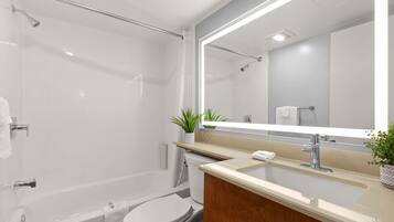 Een bad/douchecombinatie, gratis toiletartikelen, een haardroger