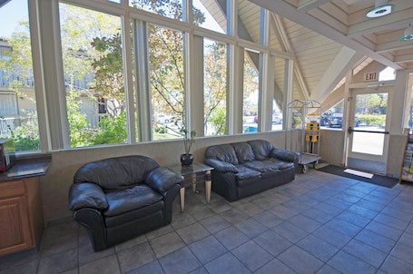 Lobby sitting area. Good Nite Inn - Redwood City