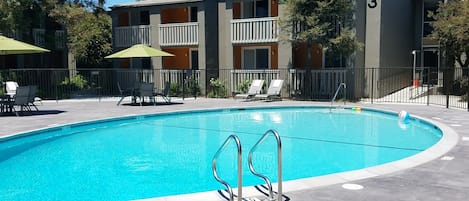 AuĂenpool, geöffnet von 07:00 Uhr bis 21:00 Uhr, Sonnenschirme