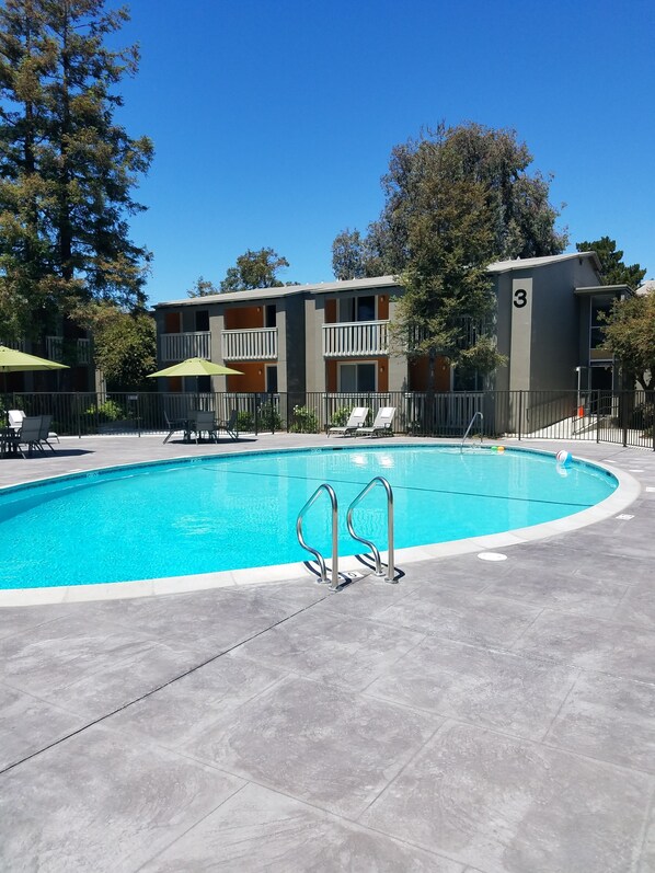 Utendørsbasseng, bassengparasoller og solsenger