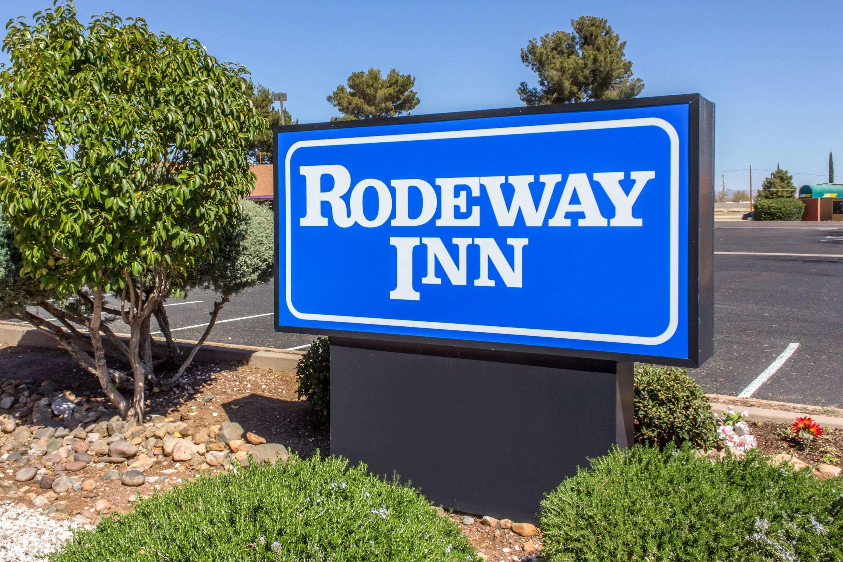 A sign for Rodeway Inn.