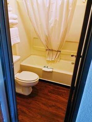 Quarto standard, 1 cama King, para não fumantes | Banheiro | Produtos de toalete grátis, secador de cabelo, toalhas de banho 